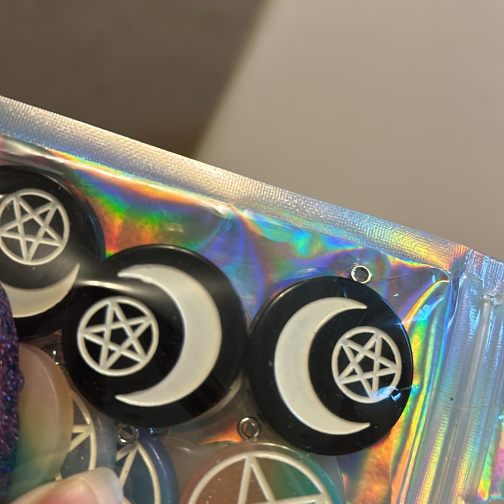 4/10$ NEW Pentagram Moon Earrings (Black)